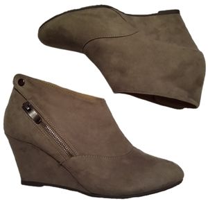 Chinese Laundry Valerie Booties Boots Tan Side Zip  Wedge Heel Size 9 Euc
